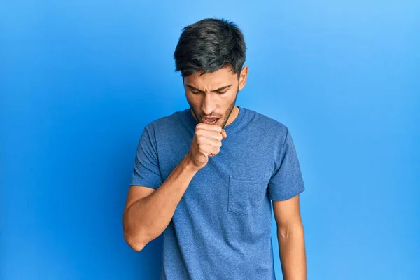 Mladý Pohledný Muž Neformální Tričko Přes Modré Pozadí Pocit Nevolnosti — Stock fotografie