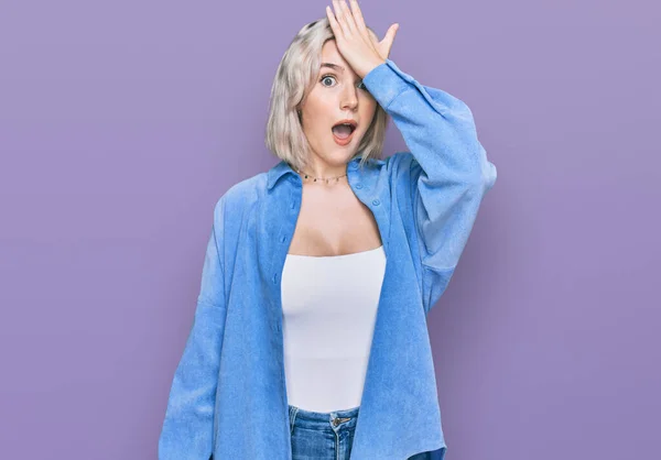 Junge Blonde Mädchen Lässiger Kleidung Überrascht Mit Hand Auf Kopf — Stockfoto