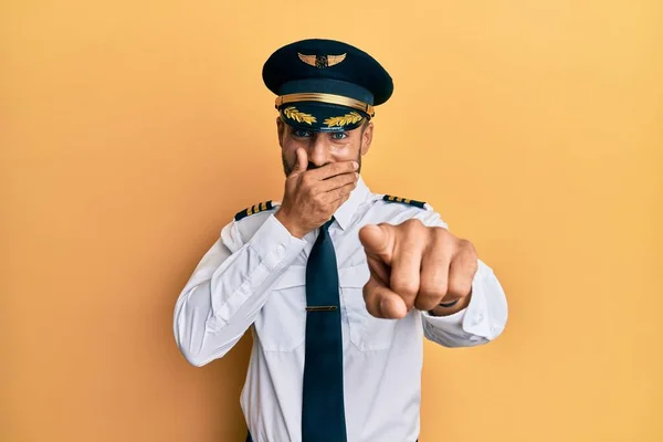 Knappe Spaanse Man Vliegtuigpiloot Uniform Die Uitlacht Met Vinger Wijst — Stockfoto