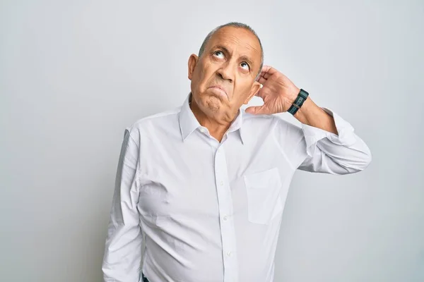 Ein Gutaussehender Älterer Mann Lässigem Weißem Hemd Verwirrt Und Fragt — Stockfoto