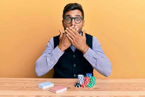Jóképű Spanyol Krupié Ember Asztalon Póker Zsetonokkal Kártyákkal Sokkolta Száját — Stock Fotó