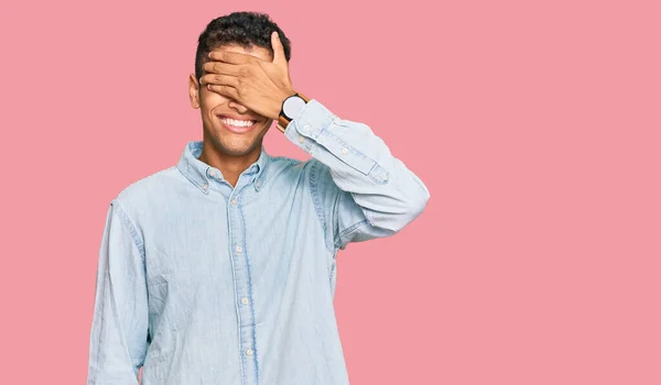 Ein Junger Gutaussehender Afrikanisch Amerikanischer Mann Lässiger Kleidung Lächelt Und — Stockfoto