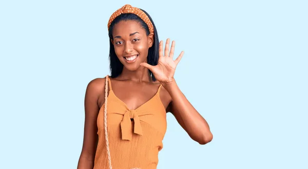 身穿夏装的年轻的非洲裔美国女人带着自信和快乐的笑容 用手指指了指5号 — 图库照片