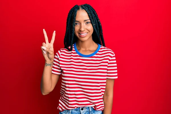 Mooie Latino Vrouw Dragen Casual Kleding Tonen Wijzen Met Vingers — Stockfoto