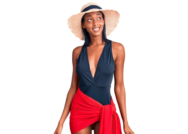 Jovem Afro Americana Vestindo Maiô Chapéu Verão Olhando Para Lado — Fotografia de Stock