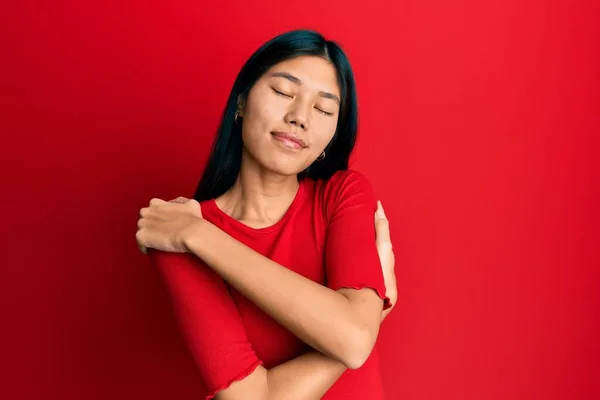 Joven Mujer China Con Ropa Casual Abrazándose Feliz Positivo Sonriendo — Foto de Stock