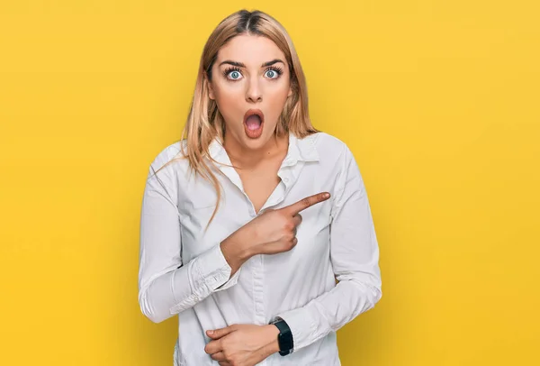 Young Caucasian Woman Wearing Casual Clothes Surprised Pointing Finger Side — Stock Photo, Image