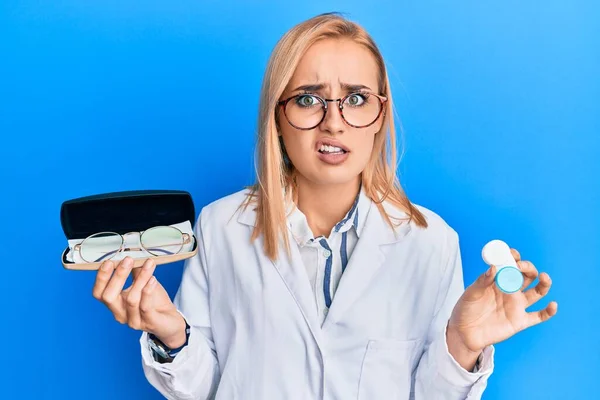 Mulher Oculista Branca Bonita Segurando Óculos Lentes Contato Expressão Indolente — Fotografia de Stock