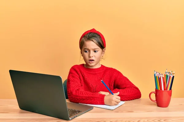 Pequena Menina Bonita Estudando Usando Laptop Computador Rosto Choque Olhando — Fotografia de Stock