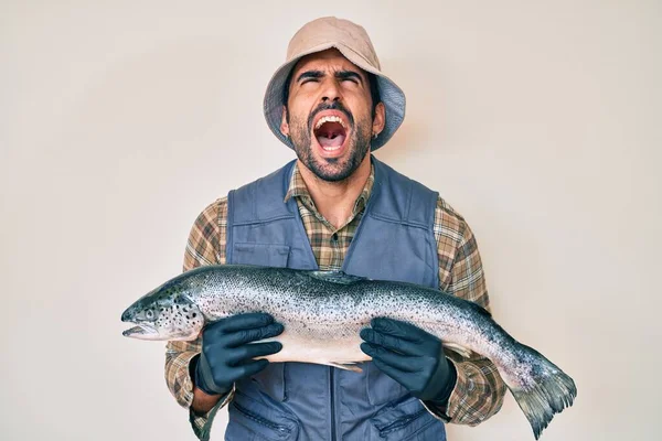 Hombre Hispano Guapo Con Barba Mostrando Salmón Crudo Enojado Loco — Foto de Stock