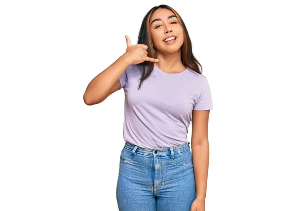 Young Latin Woman Wearing Casual Clothes Smiling Doing Phone Gesture — Stock Photo, Image