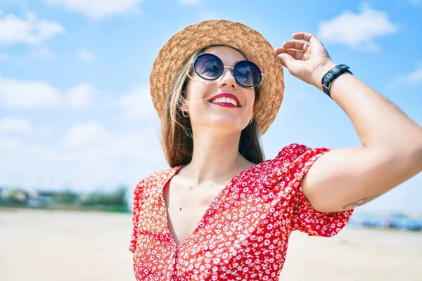 Junge Blonde Frau Urlaub Lächelt Glücklich Strand — Stockfoto