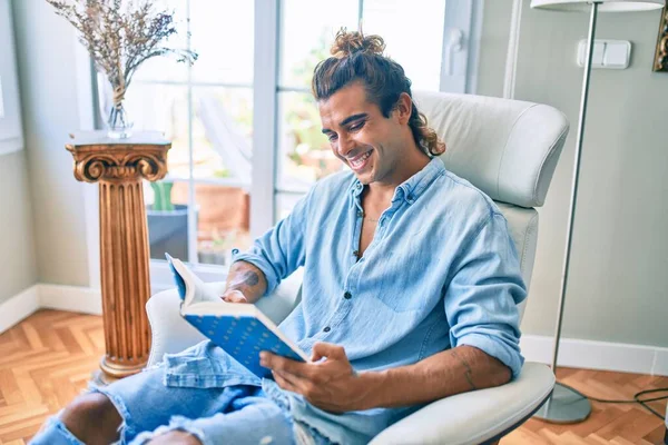 Joven Hispano Sonriendo Feliz Libro Lectura Casa — Foto de Stock