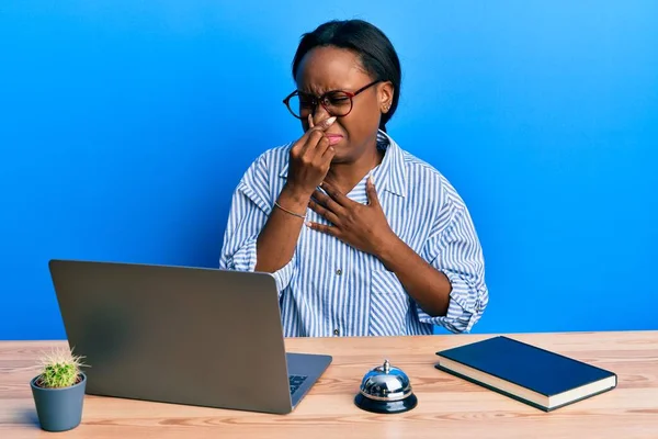 Young African Woman Working Hotel Reception Using Laptop Smelling Something — Foto Stock