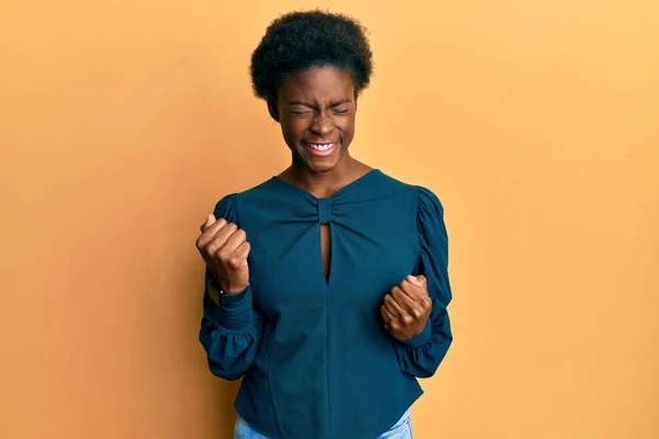 Ung Afrikansk Amerikansk Flicka Bär Casual Kläder Mycket Glad Och — Stockfoto