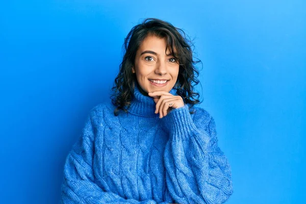 Mulher Hispânica Jovem Vestindo Camisola Inverno Casual Sorrindo Olhando Confiante — Fotografia de Stock