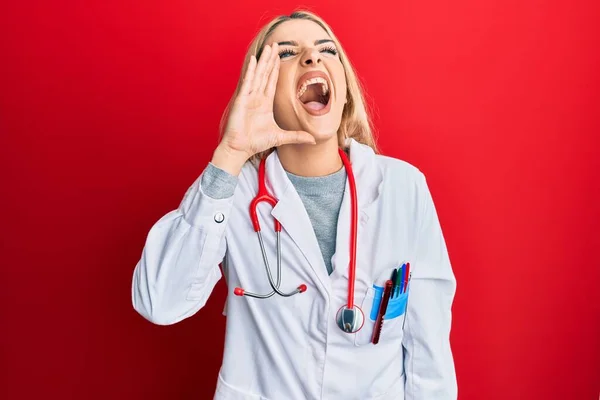 Mulher Branca Jovem Vestindo Uniforme Médico Estetoscópio Gritando Gritando Alto — Fotografia de Stock