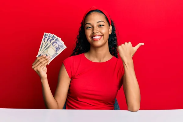 Young African American Girl Holding Japanese Yen Banknotes Sitting Table — Stock Photo, Image