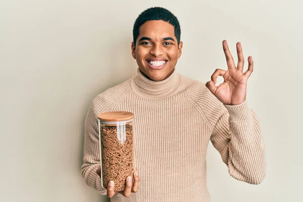 Joven Hombre Hispano Guapo Sosteniendo Frasco Cereales Sanos Grano Entero — Foto de Stock