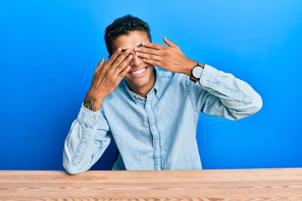 Jovem Bonito Homem Afro Americano Vestindo Roupas Casuais Sentado Mesa — Fotografia de Stock