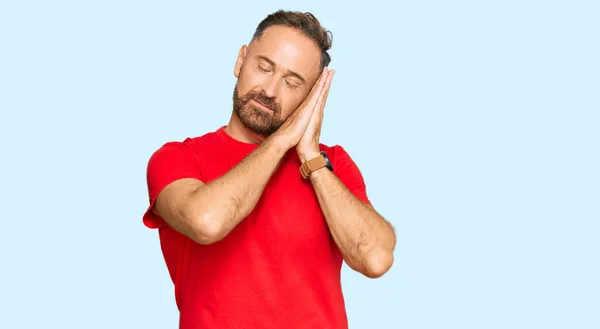 Bonito Homem Meia Idade Vestindo Camisa Vermelha Casual Dormindo Cansado — Fotografia de Stock