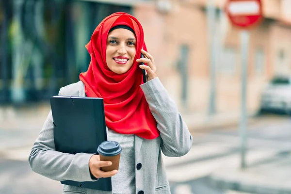 Młoda Arabska Bizneswoman Rozmawiająca Przez Smartfona Pijąca Kawę Mieście — Zdjęcie stockowe