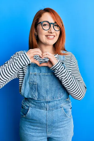 Belle Femme Rousse Portant Des Vêtements Décontractés Des Lunettes Souriant — Photo