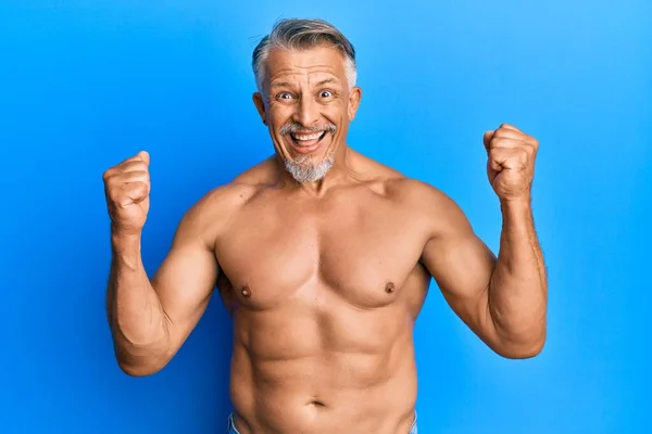 Hombre Pelo Gris Mediana Edad Pie Sin Camisa Celebrando Sorprendido — Foto de Stock