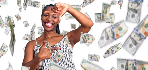 Молода Афро Американська Жінка Одягнена Повсякденний Одяг Посміхається Роблячи Рамку — стокове фото