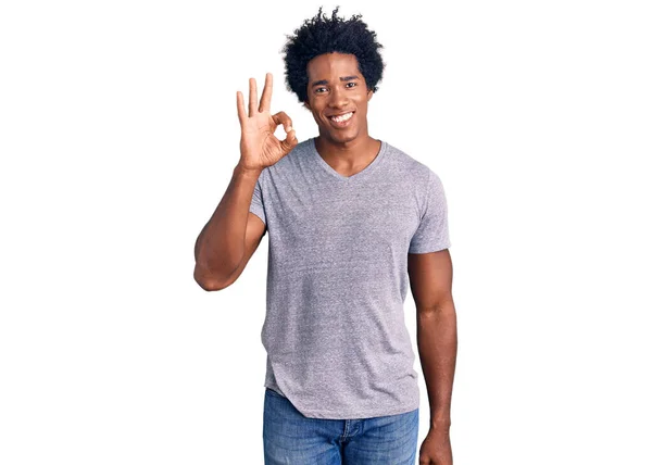 Hombre Afroamericano Guapo Con Pelo Afro Usando Ropa Casual Sonriendo —  Fotos de Stock