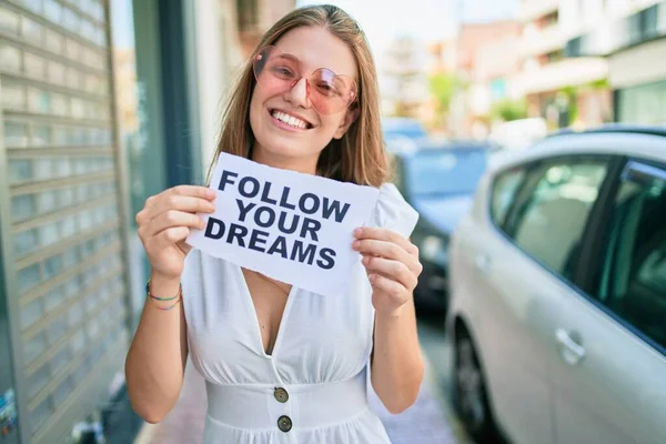 코카서스 여성은 행복하게 웃으면서 도시에서 당신의 메세지 종이를 따라가고 있습니다 — 스톡 사진