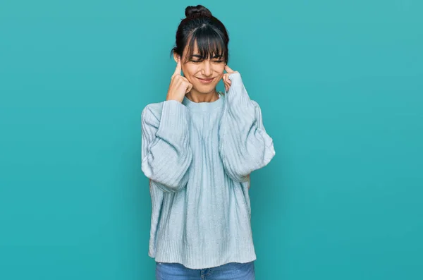 Jeune Femme Hispanique Portant Des Vêtements Décontractés Couvrant Les Oreilles — Photo