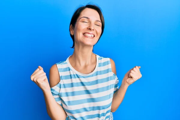 Ung Brunett Kvinna Med Kort Hår Bär Casual Randig Shirt — Stockfoto