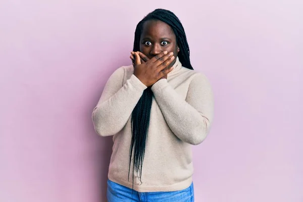 Jonge Zwarte Vrouw Met Vlechten Dragen Casual Winter Trui Geschokt — Stockfoto