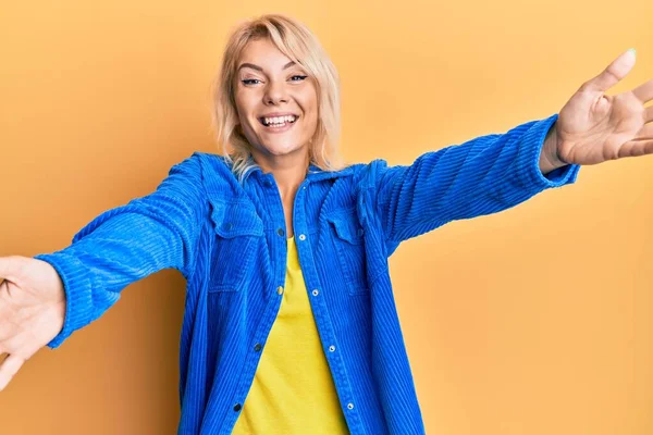 Menina Loira Jovem Vestindo Roupas Casuais Olhando Para Câmera Sorrindo — Fotografia de Stock