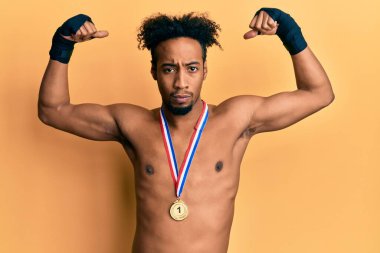 Sakallı, boks yarışmasında birincilik madalyası takan, kuşkucu ve sinirli genç Afro-Amerikan bir adam sorun yüzünden üzgün. negatif kişi. 