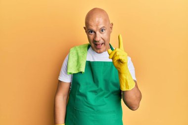 Orta yaşlı, kel, önlüklü, temizlik eldivenli, parlak fikirli bir adam. Heyecanlı ve mutlu. Bir numara.. 