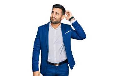 İş ceketi giyen genç İspanyol adamın kafası karışıyor ve soru sormayı merak ediyor. Şüpheyle kararsız, kafa kafaya düşünerek. Düşünceli kavram. 