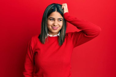 Gündelik kıyafetler giyen genç Latin kadın soru sormayı ve kafasını karıştırıyor. Şüpheyle kararsız, kafa kafaya düşünerek. Düşünceli kavram. 