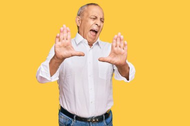 Zarif beyaz gömlek giyen yakışıklı, korku ifadesinden korkmuş ve dehşete düşmüş. El kol hareketi yapmayı kes, şok içinde bağır. panik konsepti. 