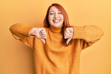 Güzel kızıl saçlı kadın negatif başparmak hareketi yapıyor. Gülüşmeler ve kahkahalar atıyor. Çünkü komik, çılgın bir şaka.. 