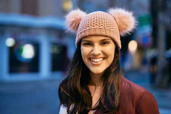 Menina Hispânica Jovem Sorrindo Feliz Cidade — Fotografia de Stock