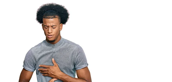 Afro Saçlı Afro Amerikan Bir Adam Elleri Karnında Günlük Kıyafetler — Stok fotoğraf