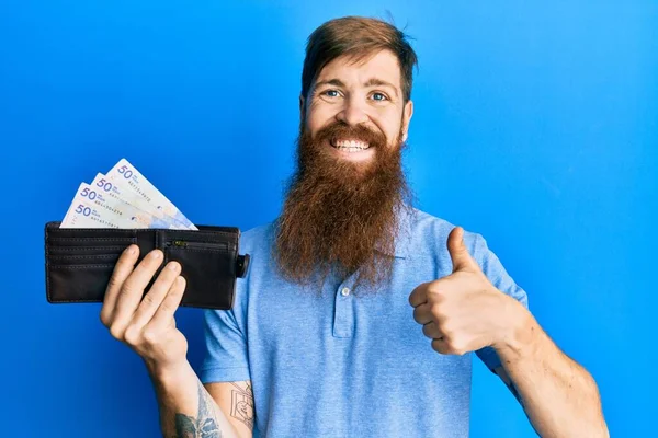 Homem Ruivo Com Longa Barba Segurando Carteira Com Pesos Colombianos — Fotografia de Stock