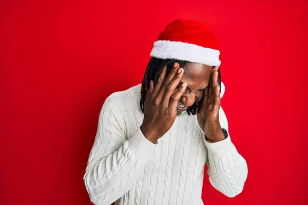 Hombre Afroamericano Con Trenzas Con Sombrero Navidad Con Mano Cabeza — Foto de Stock