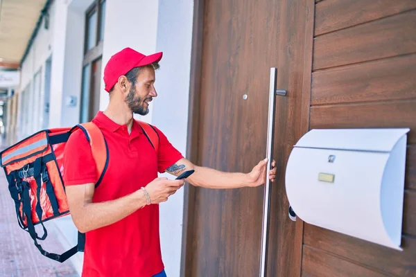 Blanke Bezorger Rood Uniform Bezorging Rugzak Glimlachend Gelukkig Buiten Met — Stockfoto