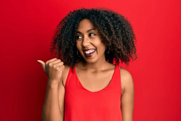 Hermosa Mujer Afroamericana Con Pelo Afro Usando Ropa Casual Apuntando —  Fotos de Stock