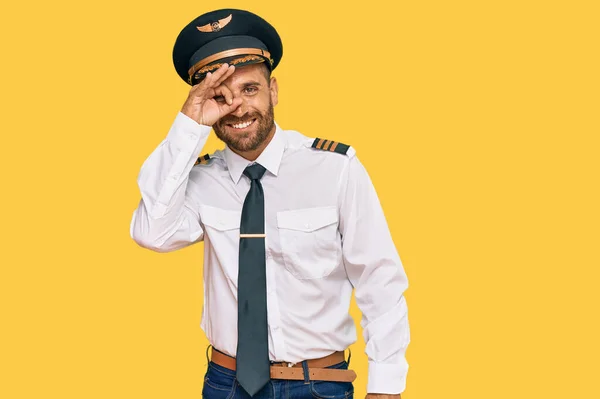 Knappe Man Met Baard Draagt Vliegtuig Piloot Uniform Doet Gebaar — Stockfoto
