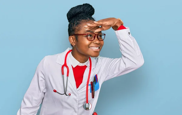 Genç Afro Amerikan Kadın Doktor Üniforması Steteskop Giyiyor Çok Mutlu — Stok fotoğraf