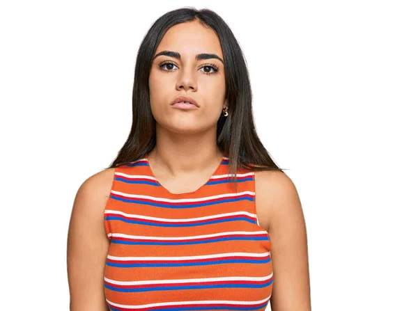 Joven Morena Vestida Con Ropa Casual Relajada Con Expresión Seria — Foto de Stock